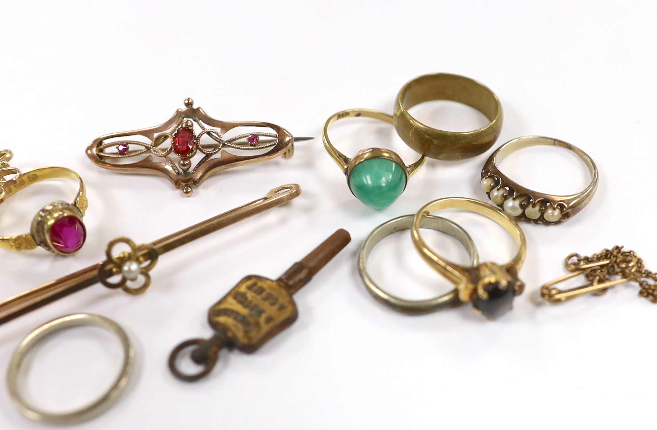 Sundry jewellery including a 22ct gold and synthetic ruby set ring, size M, a 585 ring with cabochon stone, size O, two 9ct gold brooches, etc.